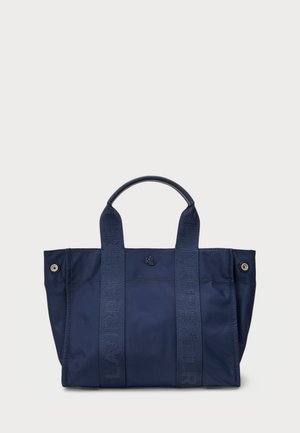 Marineblauwe tote bag van duurzaam stof, met versterkte handvatten en een gegraveerd logo. Rechthoekige vorm met contrasterende banden.
