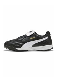 Botas de fútbol de cuero negro con una franja blanca, superficie texturizada, diseño con cordones y lengüeta acolchada con un logotipo y detalles en dorado.