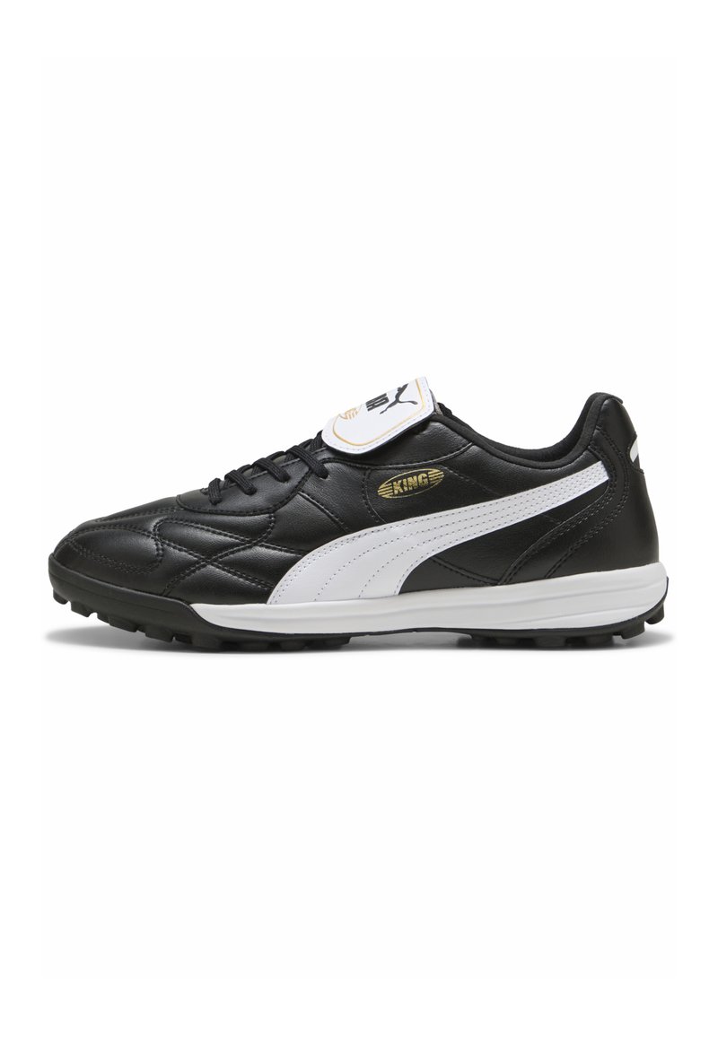 Botas de fútbol de cuero negro con una franja blanca, superficie texturizada, diseño con cordones y lengüeta acolchada con un logotipo y detalles en dorado.