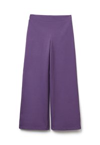 Wijde broekspijpen in een effen paarse kleur, gemaakt van zacht stof. Voorzien van een elastische tailleband en afgewerkte randen. Geen zichtbare patronen of sieraden.