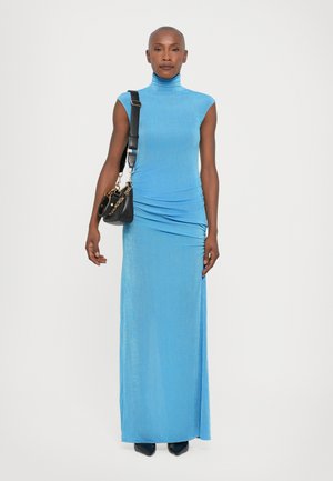 Blaues, ärmelloses Maxikleid mit Stehkragen und gerafften Details, kombiniert mit einer kleinen schwarzen Handtasche mit goldenen Beschlägen. Glatte Textur.