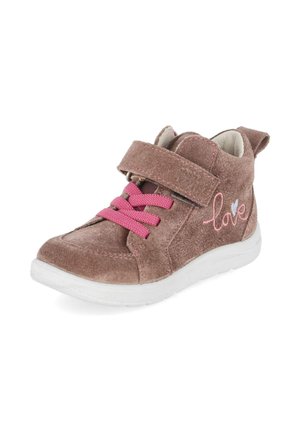 Brązowy zamszowy dziecięcy but z różowymi sznurowadłami, paskiem na rzep, białą podeszwą i haftowanym napisem „love” po boku.