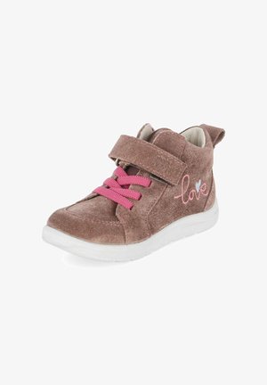 Brązowy zamszowy dziecięcy but z różowymi sznurowadłami, paskiem na rzep, białą podeszwą i haftowanym napisem „love” po boku.