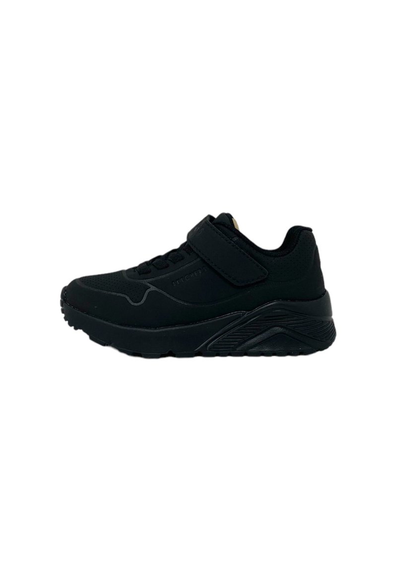 Scarpa sportiva nera con una tomaia testurizzata, cinturino in Velcro regolabile e una suola in gomma spessa con un motivo a onde sul lato.