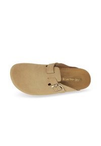 Mocassin en suede beige avec un bout rond, une sangle réglable à boucle et une doublure intérieure douce. Design minimaliste avec une semelle plate.