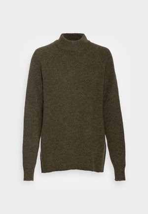 Pull en laine vert olive foncé à manches longues avec un col rond montant et des poignets et ourlet côtelés, présenté sur un fond uni.