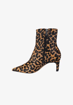 Stivale alla caviglia con stampa leopardata realizzato in materiale morbido, con punta appuntita e cerniera laterale. Presenta un tacco sottile e una superficie testurizzata.