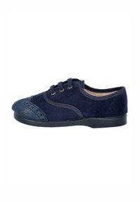 Zapato oxford de gamuza azul marino con punta redonda, perforaciones decorativas, cuatro ojales y suela plana negra.