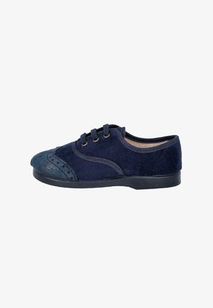 Zapato oxford de gamuza azul marino con punta redonda, perforaciones decorativas, cuatro ojales y suela plana negra.