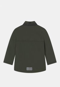 Zelená lehká bunda s černým zapínáním na druky, dlouhými rukávy a reflexním akcentem na zadní straně. Hladký povrch, casual design.