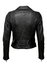 Schwarze Lederjacke mit tailliertem Schnitt, einschließlich einer Reverskragen und Reißverschlüssen an den Bündchen. Glatte Oberfläche mit sichtbaren Nähten.