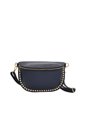 Sac bandoulière en cuir noir avec fermeture éclair dorée, clous ronds dorés sur les bords et bandoulière réglable avec ferrures dorées.