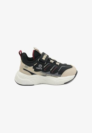 Sneaker atletica nera e beige con upper in mesh, suola testurizzata e funzione di illuminazione. Cinghia regolabile con etichetta "BULL" e accenti bordeaux.