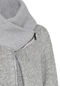 Grått texturerat tröja med ribbad, oversized krage och sidodragkedja. Tyget verkar mjukt och något fluffigt.