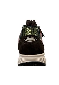Sneaker met een donkerbruine suède basis, groene reflecterende schubben op de bovenkant, roze accentpanelen en een getextureerde witte zool. Rollingsoft-logo weergegeven.