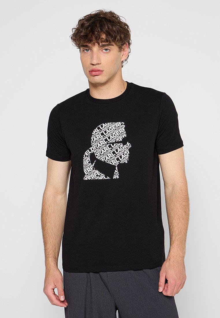 Camiseta de algodón negra con un diseño gráfico blanco de un perfil formado por texto repetido. Manga corta y escote redondo.