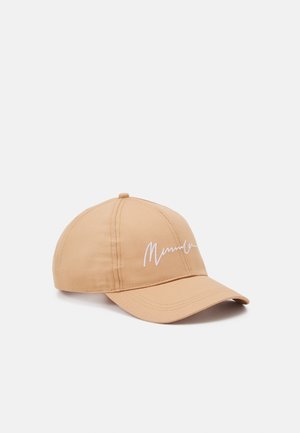 Beige baseballpet met gebogen klep en wit cursief "Mammut" logo geborduurd op het voorpaneel, tegen een effen achtergrond.