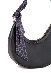 Borsa a tracolla in pelle nera dalla forma curva. Dotata di un accessorio in chiffon blu navy a motivo e hardware color oro. Chiusura con zip nella parte superiore.