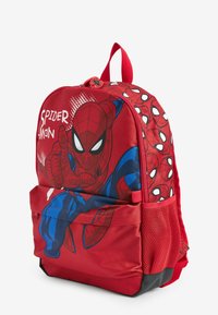 Roter Spider-Man-Rucksack mit einem großen Spider-Man-Graphic, blauen Akzenten, einer Fronttasche und Netz-Seitentaschen für zusätzlichen Stauraum.