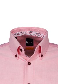 Rosa Hemd mit modernem Schnitt, aus strukturiertem Stoff, mit kontrastierendem Pünktchenmuster innen am Kragen und dunklen Knöpfen.