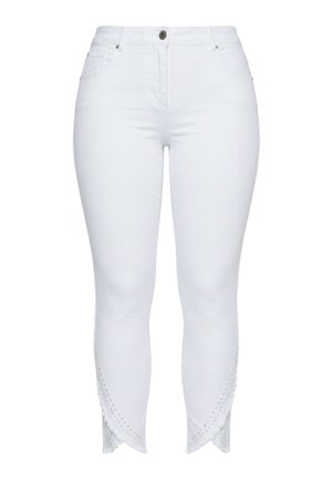 Białe, przylegające jeansy z wysokim stanem, zapinane na guzik i zamek, z przednimi kieszeniami i falistym dołem ozdobionym małymi ćwiekami.