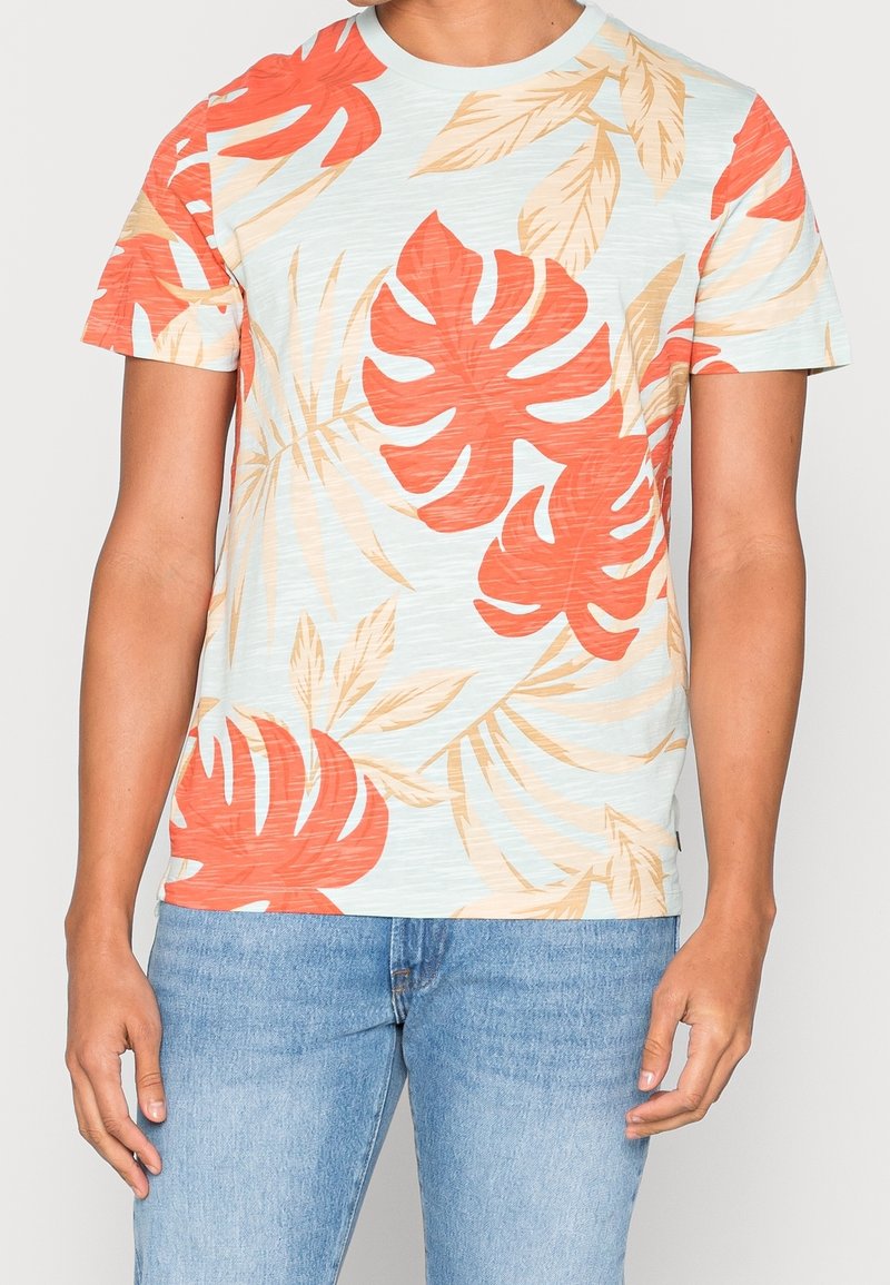 Kurzarmhemd in hellblau mit rotem tropischem Blättermuster; weicher Stoff mit lockerer Passform; runder Ausschnitt; lässiger Stil.
