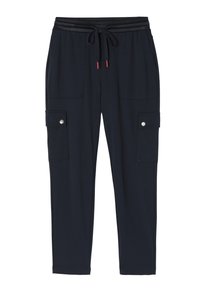 Námořnické joggingové kalhoty vyrobené z měkkého materiálu, s elastickým pasem na šňůrku, dvěma bočními kapsami a dvěma kapsami na stehnech se zacvakáváním.
