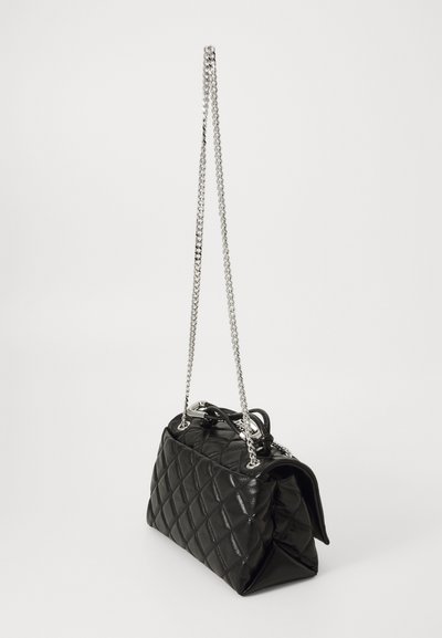 Borsa a tracolla nera in ecopelle trapuntata con catena, caratterizzata da una forma strutturata e una texture liscia, arricchita da dettagli in metallo argentato.