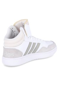 Sneaker bianco alto con accenti in suede grigio, fodera in tessuto testurizzato, tre strisce grigie e suola in gomma bianca. Design semplice.