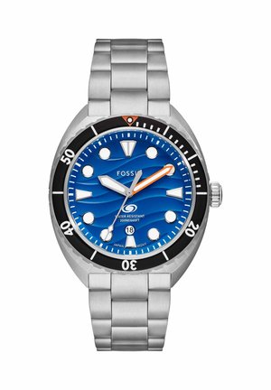 Fossil ur i rustfrit stål med blå tekstureret urskive, hvide timeindikatorer, minutviseren med orange spids, datovindue og sort roterende bezel.