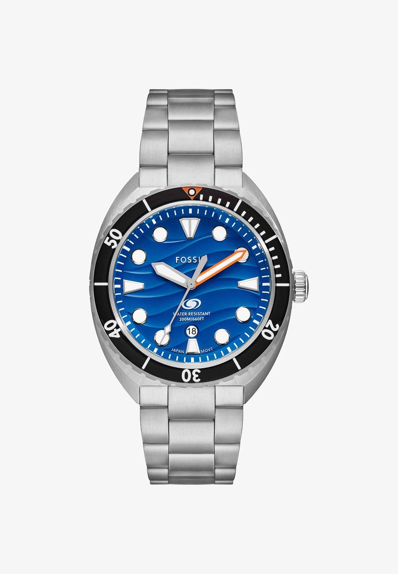 Montre Fossil en acier inoxydable avec cadran texturé bleu, index blancs, aiguille des minutes à pointe orange, fenêtre date et lunette tournante noire.