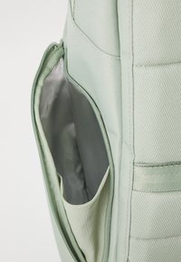 Nike Performance UTILITY ELITE - Sac à dos - jade horizon/oil green