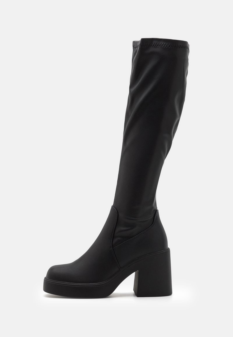 Botas negras hasta la rodilla hechas de material sintético liso, con tacón cuadrado, paneles laterales elásticos y una silueta elegante y moderna.
