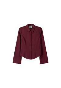 Camicia a maniche lunghe color borgogna con chiusura a bottoni, vestibilità strutturata, colletto a punta e cuciture verticali per una forma definita.