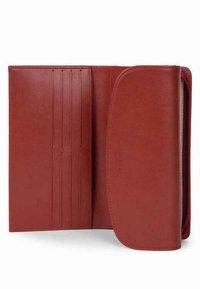 Portafoglio rosso in pelle con più scomparti per carte e chiusura a patta curva. Texture liscia, design minimal e dettaglio del logo in rilievo.