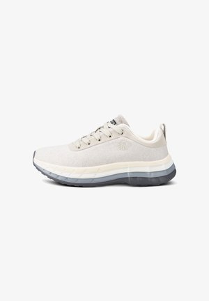 Hellbeiger, lässiger Sneaker mit Schnürsenkeln, weichem Stoff-Obermaterial, dicker geschichteter Sohle in Weiß und Grau sowie einer Zuglasche an der Ferse.