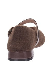 Scarpa in feltro marrone con tacco basso e una sola cintura. La parte posteriore presenta un accento in pelle liscia e un dettaglio in metallo rotondo.
