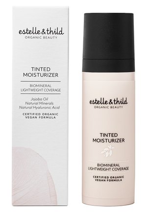 Getinte moisturizer in een roze fles met zwarte pomp, naast een witte doos met minimale tekst en een zacht roze ontwerpelement.