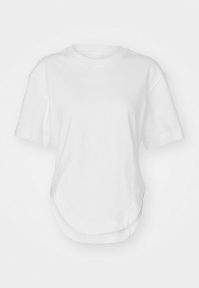 Hvid bomulds T-shirt med rund halsudskæring, korte ærmer og buet kant. Glat tekstur uden mønstre eller detaljer.