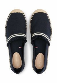 Marineblauwe canvas espadrilles met gestructureerde afwerking, jute zool en witte gestreepte accenten. Voorzien van een suède binnenvoering en branding op de binnenzool.