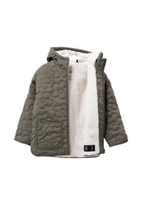 Gequiltede olijfgroene jas met een donzige witte voering, kap en voorzak; heeft een bloemmotief aan de buitenkant.