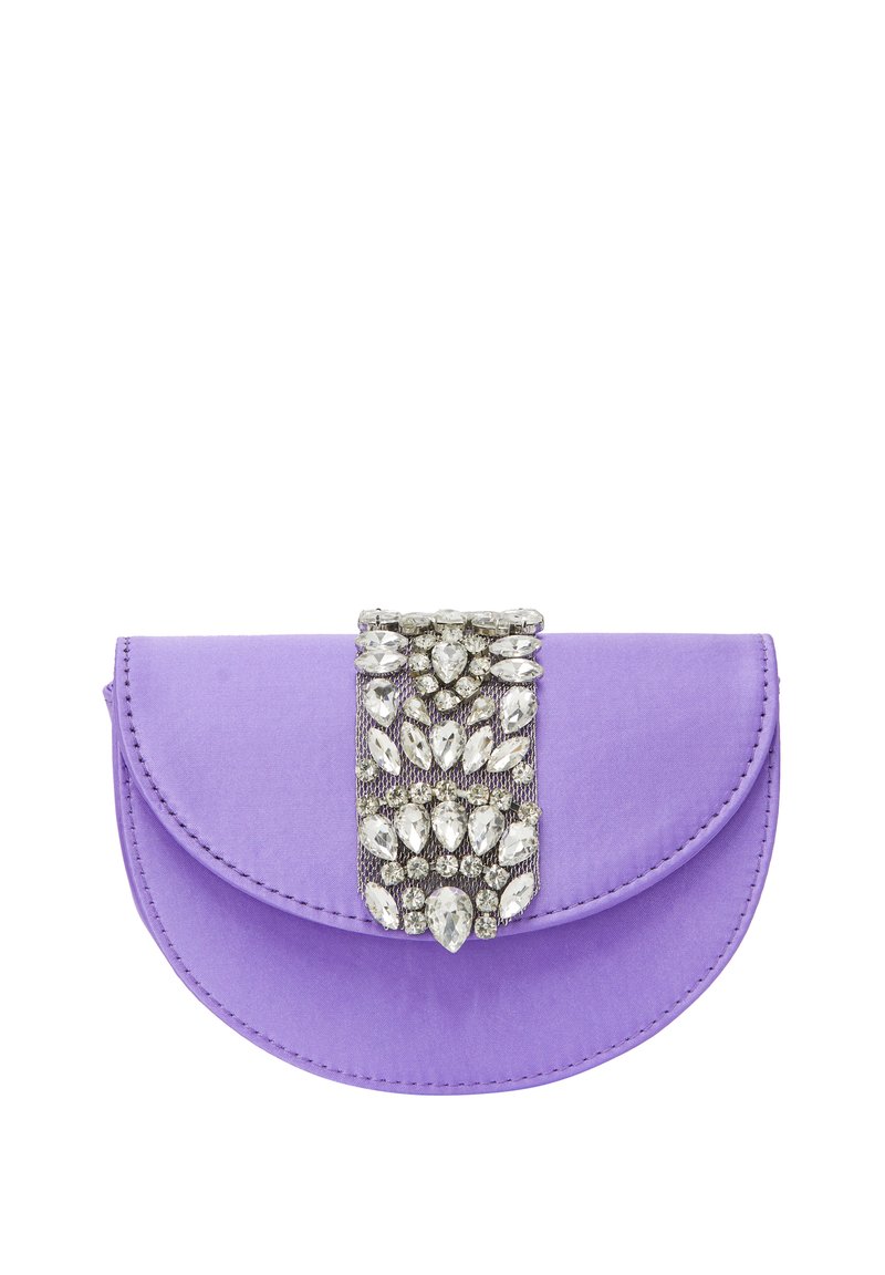 Clutch in tessuto lavanda con pattina rotonda, caratterizzata da una chiusura con clasp argentato decorato con cristalli trasparenti di varie forme.