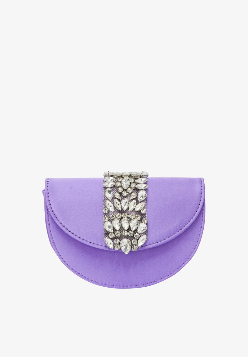 Clutch in tessuto lavanda con pattina rotonda, caratterizzata da una chiusura con clasp argentato decorato con cristalli trasparenti di varie forme.