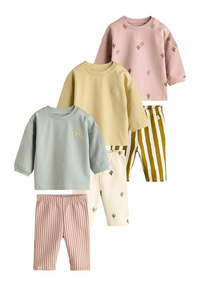 Vier Sets Kinderbekleidung: pastellfarbene Töne, verschiedene Designs einschließlich Kaktusmustern und Streifen, aus weichem Baumwollmaterial gefertigt, mit lässigem Schnitt.