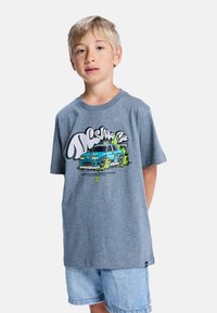 Szary bawełnowy t-shirt z kolorową grafiką niebieskiego samochodu z zielonymi akcentami, na jednolitym tle. Krótkie rękawy i okrągły dekolt.