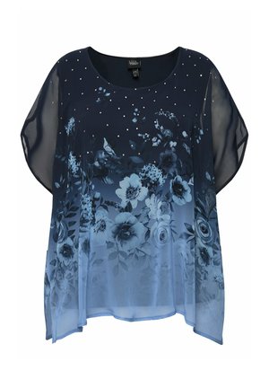 Blusa azul marino transparente con patrón floral degradado en tonos de azul, adornada con tachuelas plateadas en el escote y mangas anchas y fluidas.