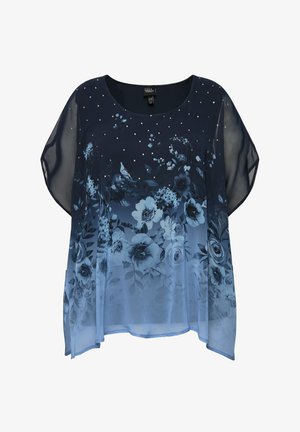 Marineblaue, transparente Bluse mit floralem Verlaufsdruck in Blautönen, verziert mit silbernen Nieten am Rundhalsausschnitt und weiten, schwingenden Ärmeln.