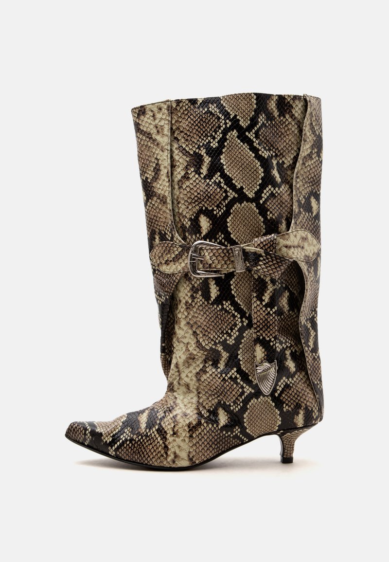 Bottes mi-mollet à bout pointu, petit talon kitten, motif peau de serpent et lanière décorative avec boucle sur le devant.