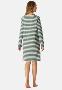 Vestito a maniche lunghe a righe in teal e crema, con scollatura rotonda e vestibilità rilassata, che arriva a metà coscia con una consistenza di tessuto morbido.