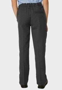 Grijze rechte broek met een gestructureerde stof, elastische tailleband en een achterzak. Gemaakt met een blauw shirt en zwarte schoenen.
